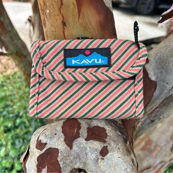 KAVU Wallet LIKE NEW !! Great Color Pattern - Picture 9 of 9